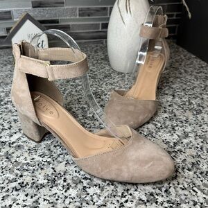 Evolve | Women's Tan Suede Block Heel Sandals Size 9